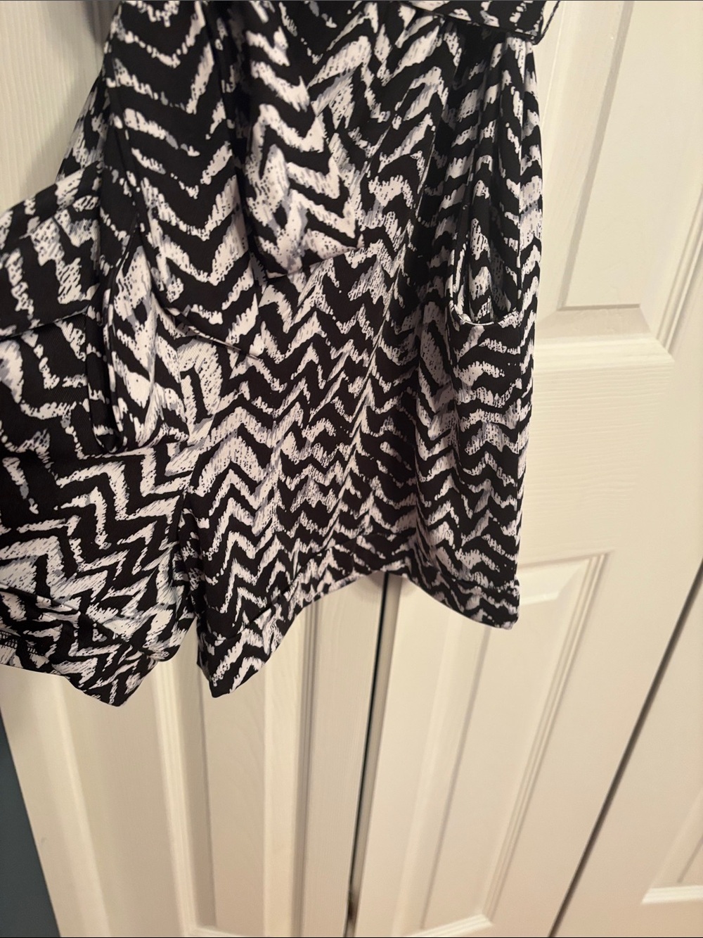 VENUS Black and White Sleeveless chevron print V-Neck Tie-Waist romper size XS - Picture 10 of 12